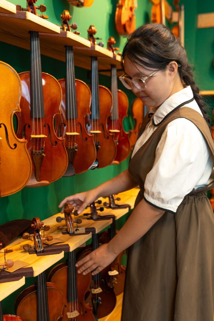 Hướng Dẫn Thử Âm Đàn Yamaha Violin Tại Cửa Hàng