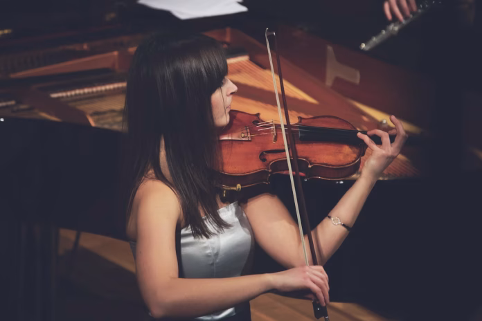 Cách Cầm Và Chơi Đàn Yamaha Violin Đúng Tư Thế