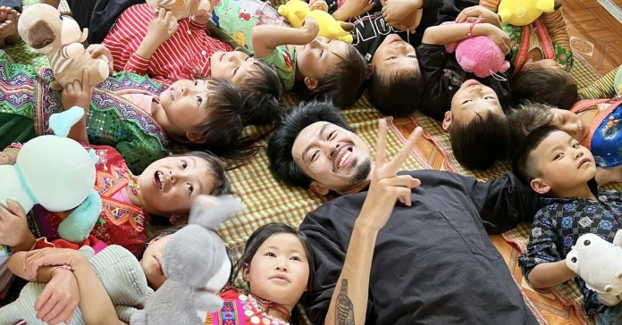Vì Sao Nhiều Người Tìm Thấy Chính Mình Trong Nhạc Đen Vâu? Có những nghệ sĩ khiến người ta ngưỡng mộ, nhưng cũng có những nghệ sĩ khiến người ta nhận ra chính mình. Với Đen Vâu, rất nhiều khán giả không chỉ nghe nhạc, mà còn thấy lại những suy nghĩ, mệt mỏi và lựa chọn quen thuộc của bản thân. Vì sao âm nhạc của Đen lại tạo ra cảm giác “giống mình” mạnh mẽ đến như vậy? Đen Vâu Viết Về Người Bình Thường, Không Phải Hình Mẫu Lý Tưởng Nhân vật trung tâm trong nhạc Đen Vâu hiếm khi là người chiến thắng rực rỡ. Đó thường là một người bình thường: có lo âu, có hoài nghi, có lúc không chắc mình đang đi đúng hướng. Người nghe không phải ngước nhìn một hình tượng để ngưỡng mộ, mà soi vào một tấm gương. Khi âm nhạc không yêu cầu phải giỏi hơn, mạnh hơn hay đặc biệt hơn, người nghe dễ nhận ra bản thân trong đó. Nói Đúng Những Điều Người Trưởng Thành Ít Khi Nói Ra Rất nhiều cảm xúc của người trưởng thành tồn tại ở dạng mơ hồ: mệt nhưng không biết vì sao, buồn nhưng không gọi tên được, hoang mang nhưng vẫn phải tiếp tục. Nhạc của Đen Vâu chạm đúng những vùng cảm xúc đó. Anh không cần diễn giải dài dòng, chỉ cần nói đúng trọng tâm. Người nghe nhận ra: “đúng là mình đang nghĩ như vậy” – và cảm giác được gọi tên ấy tạo ra sự đồng cảm rất mạnh. Không Phán Xét, Không Áp Đặt Một lý do lớn khiến nhiều người tìm thấy mình trong nhạc Đen là vì anh không đứng trên cao để đánh giá. Không có đúng – sai tuyệt đối, không có lời khuyên cứng nhắc. Âm nhạc của Đen mở ra không gian để người nghe tự suy nghĩ. Khi không bị ép phải thay đổi hay tin theo điều gì, người nghe dễ chấp nhận cảm xúc của chính mình hơn. Ngôn Ngữ Đời Thường Tạo Cảm Giác Gần Gũi Lời rap của Đen Vâu gần với cách người ta tự nói chuyện với mình. Không cầu kỳ, không hoa mỹ, không phô trương kỹ thuật. Câu chữ giống như những suy nghĩ được nói ra thành lời. Chính sự gần gũi này khiến người nghe không cảm giác đang nghe “chuyện của ai đó”, mà là chuyện của mình được kể lại. Nhịp Điệu Chậm Để Người Nghe Kịp Soi Lại Bản Thân Không chỉ lời rap, nhịp điệu cũng góp phần tạo nên sự đồng cảm. Nhạc Đen Vâu không dồn dập, không thúc ép cảm xúc. Tempo vừa phải giúp người nghe có thời gian suy nghĩ. Trong khoảng chậm đó, người ta dễ liên hệ đến trải nghiệm của chính mình, thay vì bị cuốn đi bởi cao trào âm thanh. Cô Đơn Được Bình Thường Hóa Nhiều người tìm thấy mình trong nhạc Đen vì anh không xem cô đơn là điều bất thường. Cô đơn trong nhạc Đen không kịch tính, không bi lụy, mà là trạng thái quen thuộc của người trưởng thành. Khi cảm xúc được bình thường hóa, người nghe không còn thấy mình lạc lõng. Họ nhận ra: mình không sai, mình chỉ đang sống đúng với giai đoạn này. Không Hứa Hẹn Phiên Bản Tốt Hơn Ngay Lập Tức Nhiều loại nhạc cố gắng thúc đẩy người nghe trở thành phiên bản tốt hơn ngay lập tức. Nhạc Đen Vâu thì không vội. Anh chấp nhận việc con người có thể chưa ổn, chưa rõ, chưa xong. Sự chấp nhận này giúp người nghe thấy mình được tôn trọng, thay vì bị thúc ép phải thay đổi. Âm Nhạc Song Hành Với Quá Trình Lớn Lên Nhiều khán giả nghe Đen Vâu từ khi còn trẻ và nhận ra rằng: càng lớn, nhạc càng đúng. Điều này cho thấy âm nhạc của anh không gắn với một giai đoạn ngắn, mà đi cùng quá trình trưởng thành. Khi trải nghiệm sống tăng lên, người nghe đọc được nhiều lớp nghĩa hơn trong cùng một ca khúc – và lại thấy mình ở đó, theo một cách khác. Kết Luận: Thấy Mình Vì Được Hiểu, Không Phải Vì Được Tô Đẹp Nhiều người tìm thấy chính mình trong nhạc Đen Vâu vì anh không cố vẽ nên một cuộc đời đẹp hơn thực tế. Anh phản chiếu cuộc đời như nó vốn là – với đủ mệt mỏi, hoang mang, lựa chọn và khoảng lặng. Trong một thế giới quen với việc phải thể hiện phiên bản tốt nhất, âm nhạc của Đen cho phép người nghe được là phiên bản thật. Và khi con người được nhìn thấy đúng như mình đang sống, cảm giác “đây là mình” xuất hiện một cách rất tự nhiên.