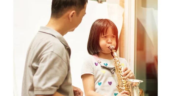 Kèn Saxophone Cho Trẻ Em: Những Điều Cần Biết Khi Chọn Model Giá Rẻ